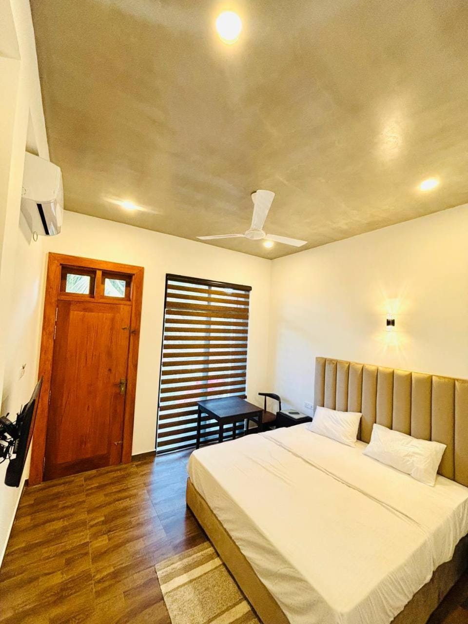 Bed, TV and multimedia, Seating area, Bedroom, air conditioner