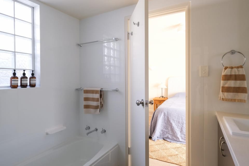 Ric's Deux - ocean-front, 3 bedroom, beach villa Apartment in Perth
