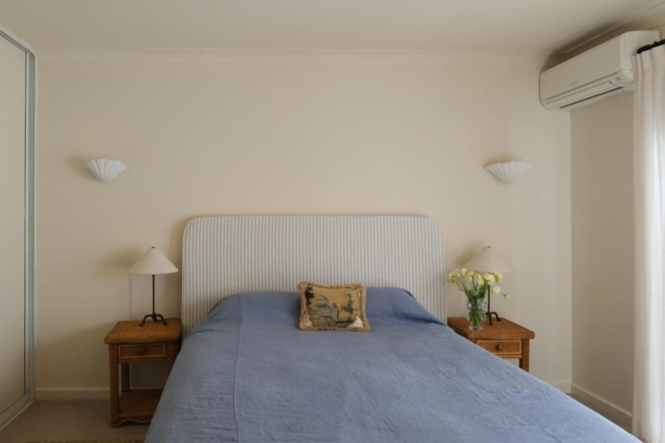 Ric's Deux - ocean-front, 3 bedroom, beach villa Apartment in Perth