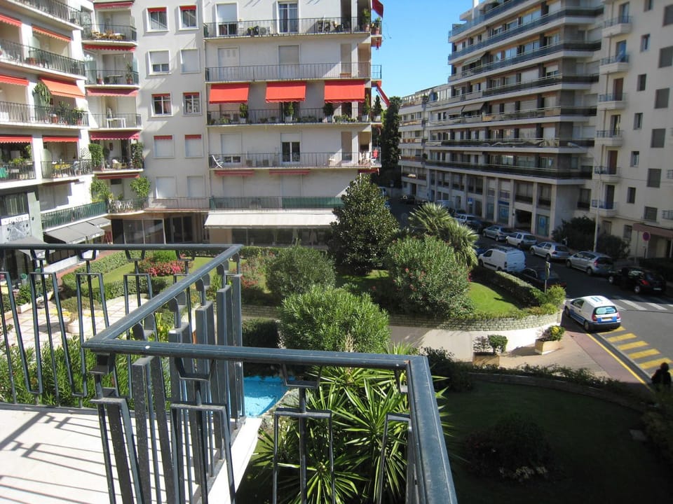 Garden view, Street view