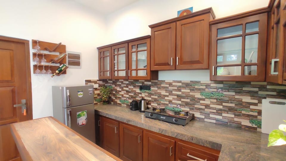 Kitchen or kitchenette, dishwasher, stove