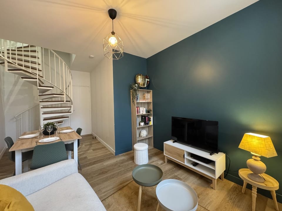 Communal lounge/ TV room, Living room