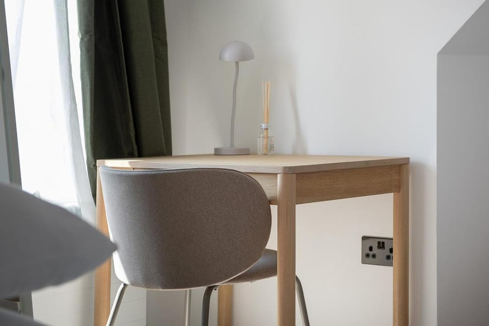 New, Modern House for 12 by Oxford Train Station House in Oxford