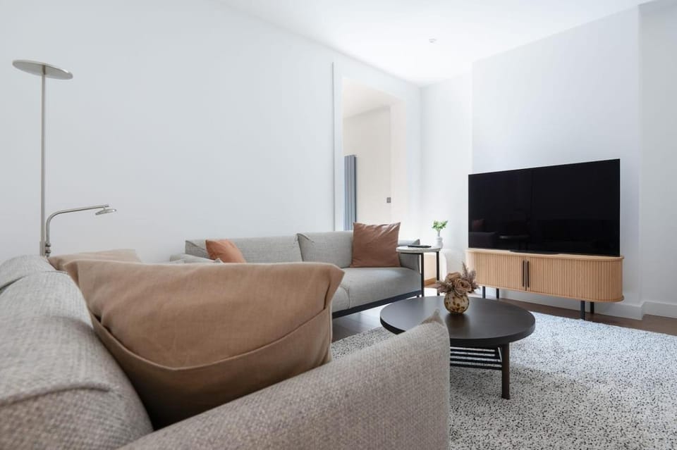 New, Modern House for 12 by Oxford Train Station House in Oxford
