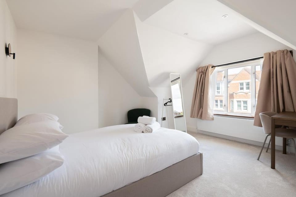 New, Modern House for 12 by Oxford Train Station House in Oxford