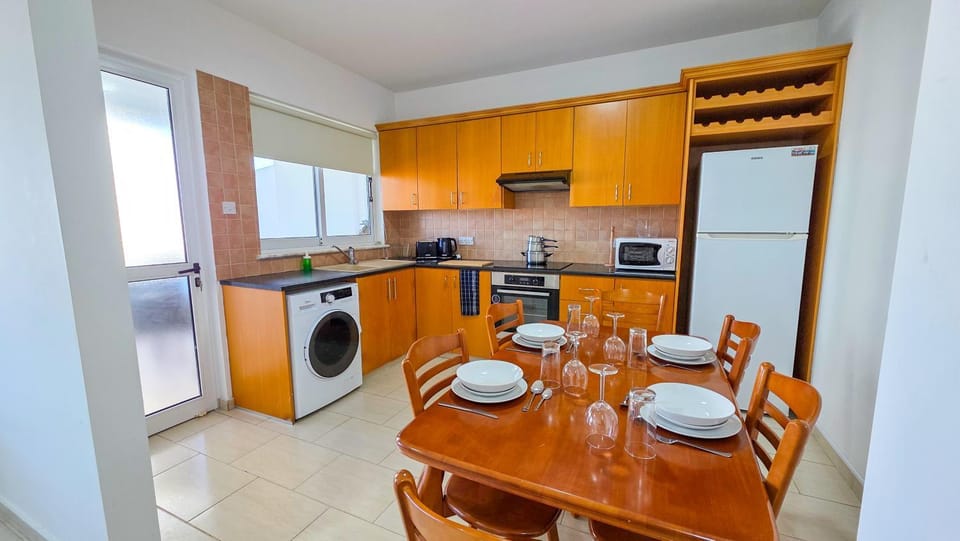 Kitchen or kitchenette, Dining area, oven, stove, toaster, washing machine