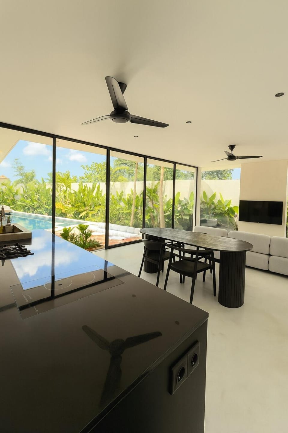 Communal lounge/ TV room, Balcony/Terrace, Seating area, Dining area