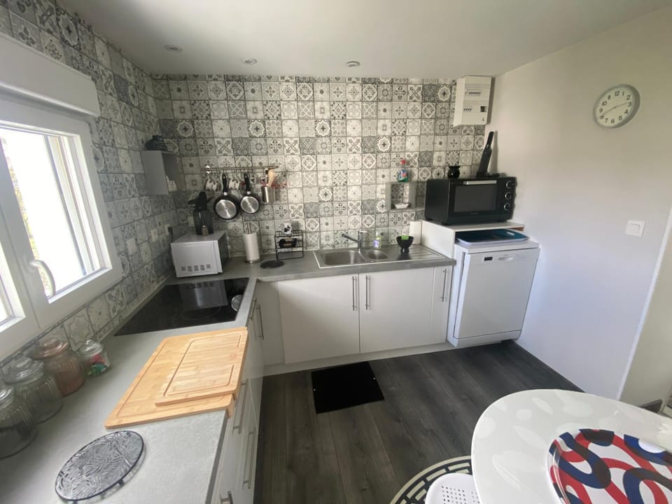 Coffee/tea facilities, Kitchen or kitchenette, dishwasher, oven, stove, toaster