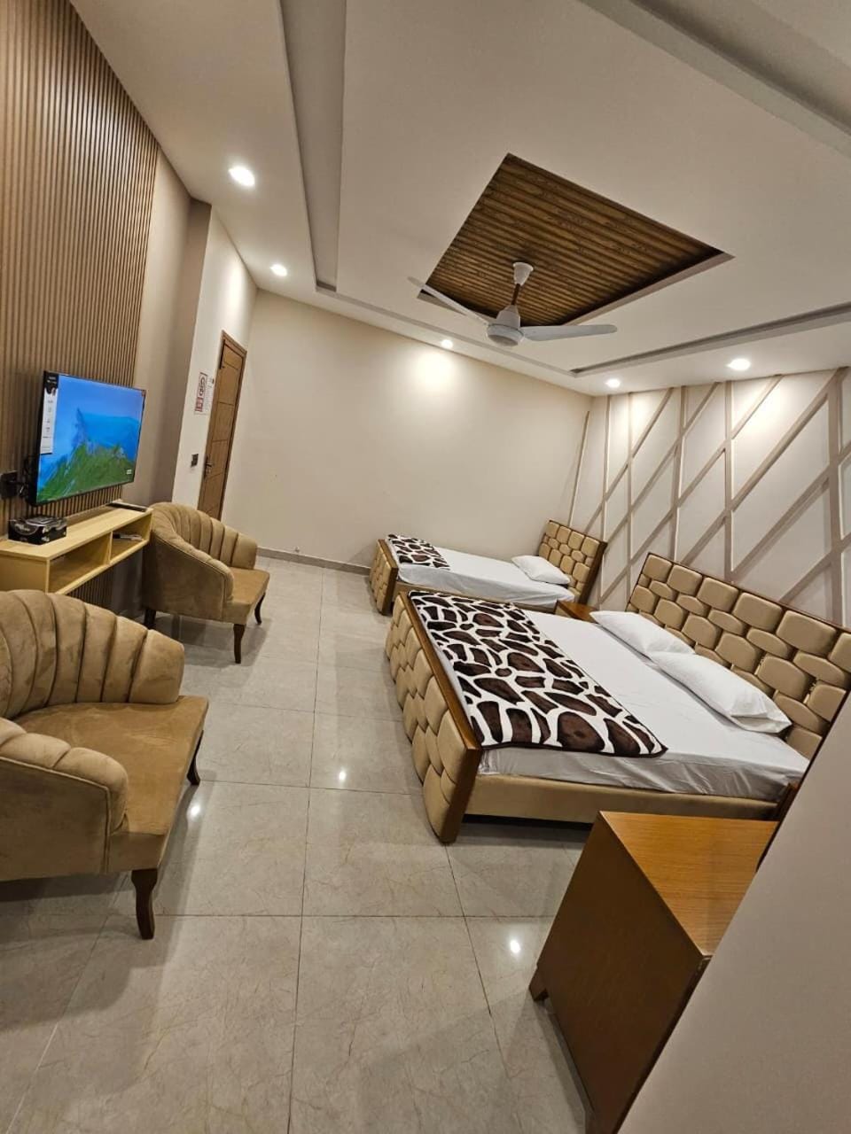 Bed, TV and multimedia, Photo of the whole room, Bedroom