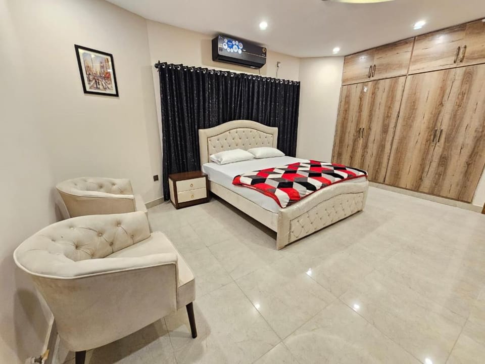 TV and multimedia, Photo of the whole room, Bedroom