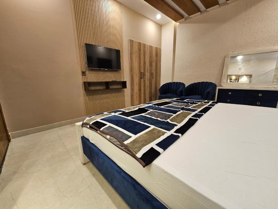 Bed, TV and multimedia, Photo of the whole room, Bedroom