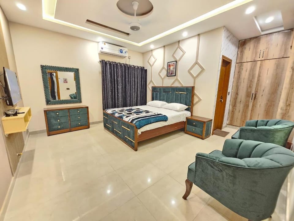 Bed, Photo of the whole room, Bedroom, wardrobe, air conditioner