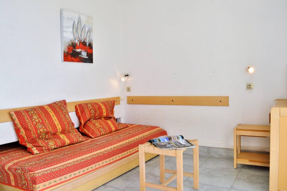 Bed, Living room