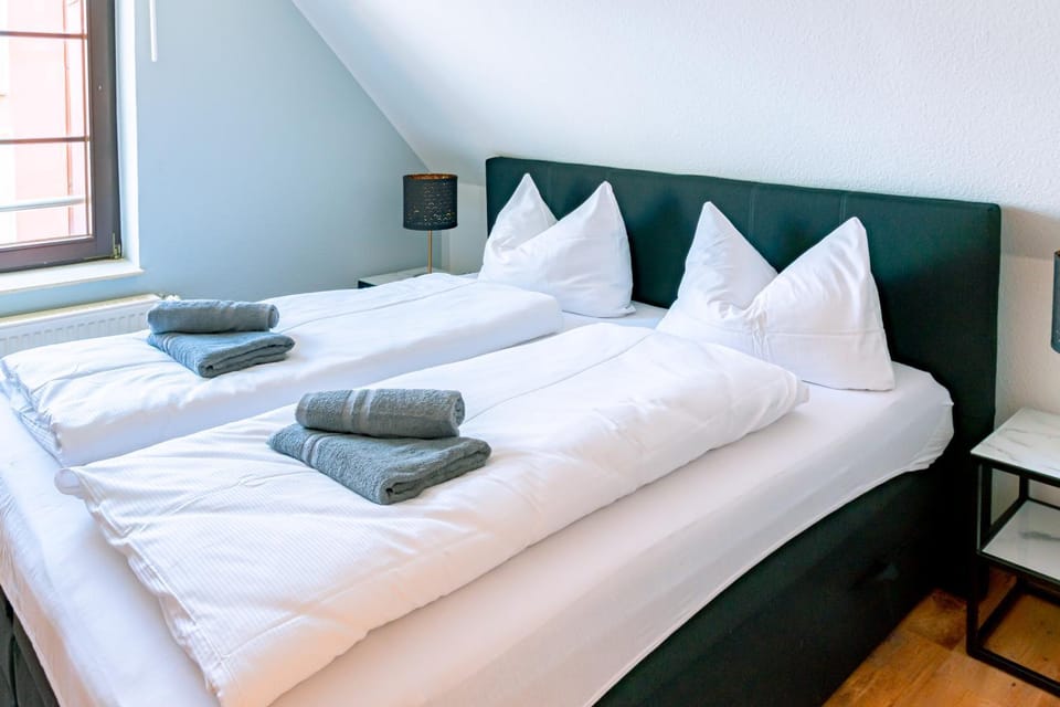Bed, Bedroom, towels