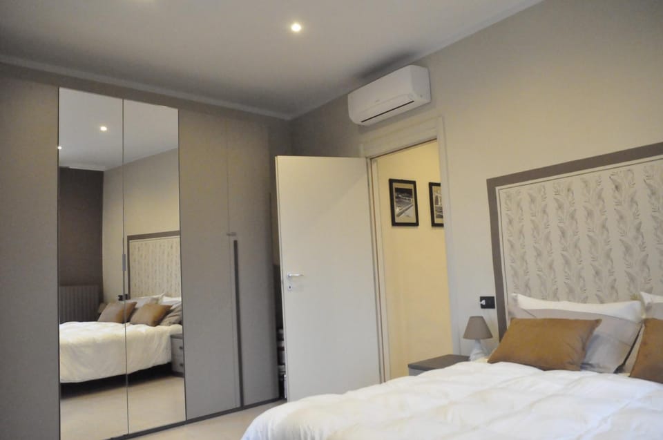 Bed, Photo of the whole room, Bedroom, wardrobe, air conditioner