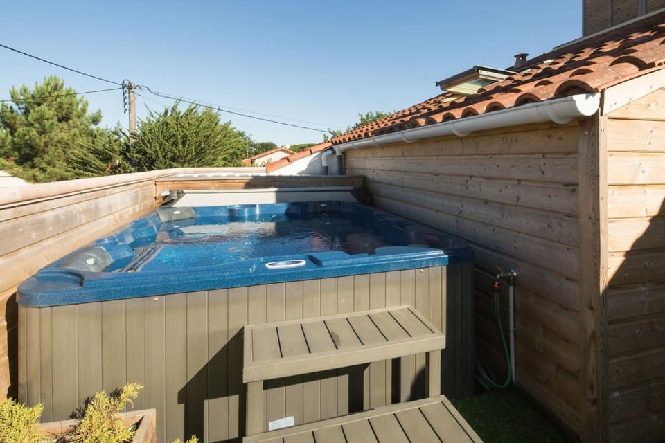 Peaceful stay with spa in Andernos-les-Bains Apartment in Andernos-les-Bains