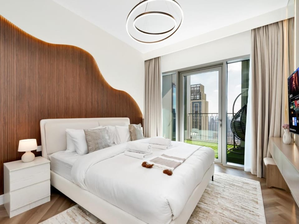 RoyalVista 23 - 4BR with Foosball & PS5 at Downtown Views II - Burj Khalifa View Apartment in Dubai