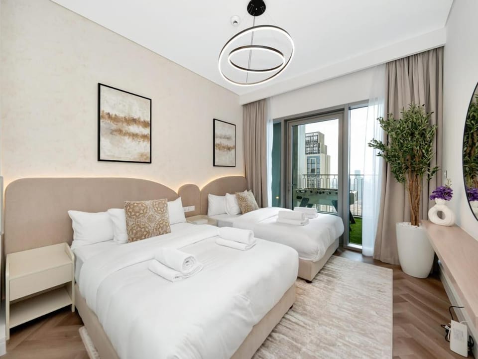 RoyalVista 23 - 4BR with Foosball & PS5 at Downtown Views II - Burj Khalifa View Apartment in Dubai