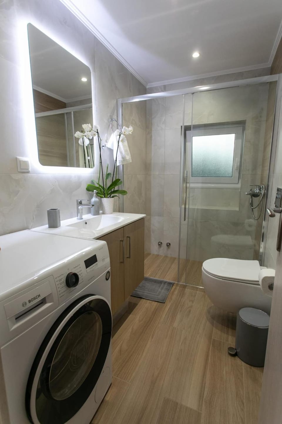 Shower, Toilet, Bathroom, towels, washing machine