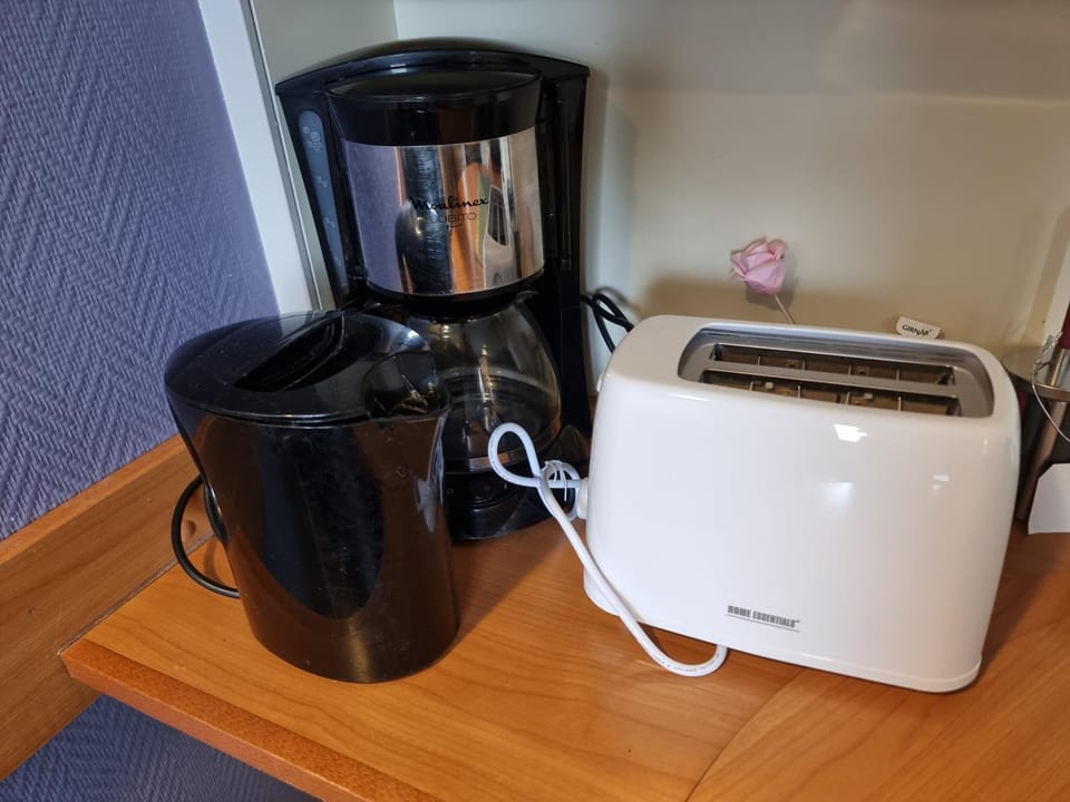 Coffee/tea facilities, toaster