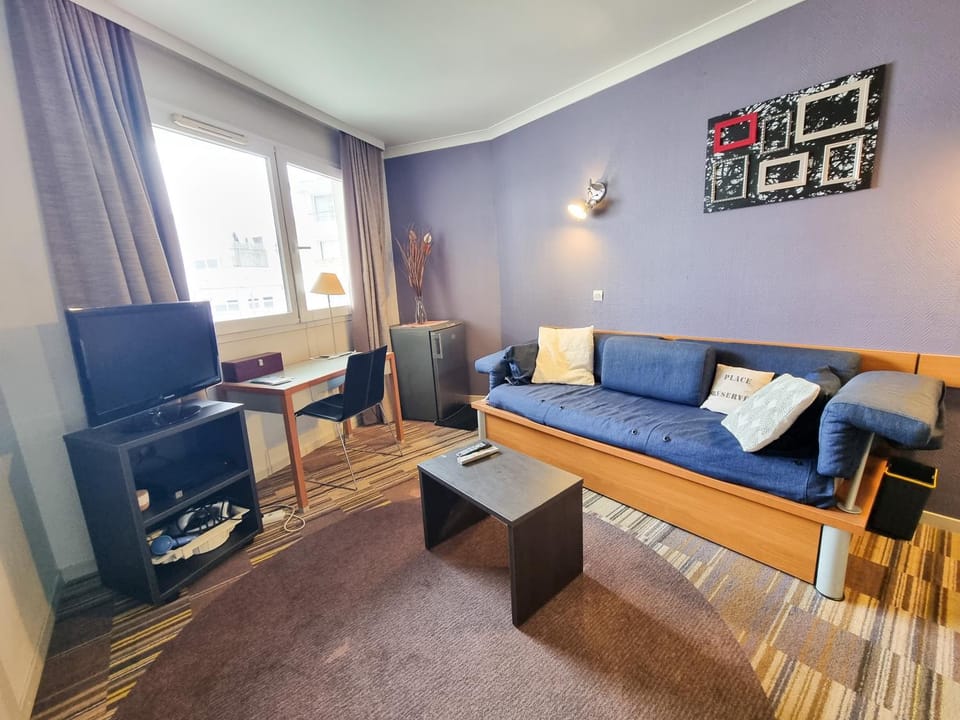 Communal lounge/ TV room, TV and multimedia, Seating area