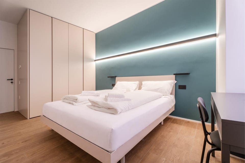 Bed, Bedroom, towels, wardrobe