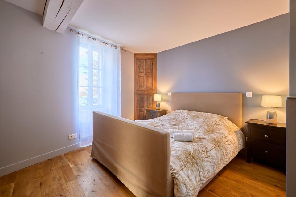 Photo of the whole room, Bedroom