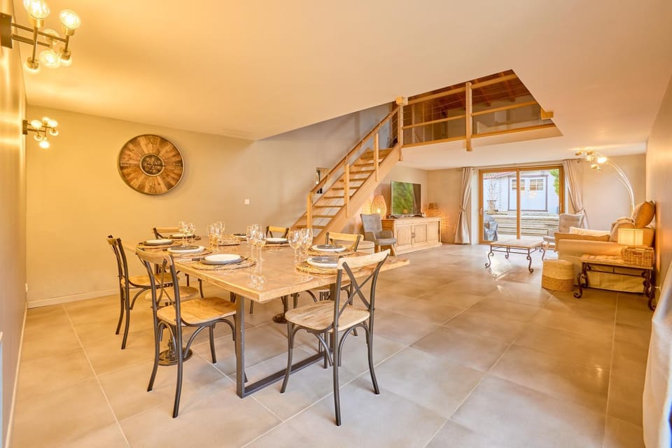 Seating area, Dining area