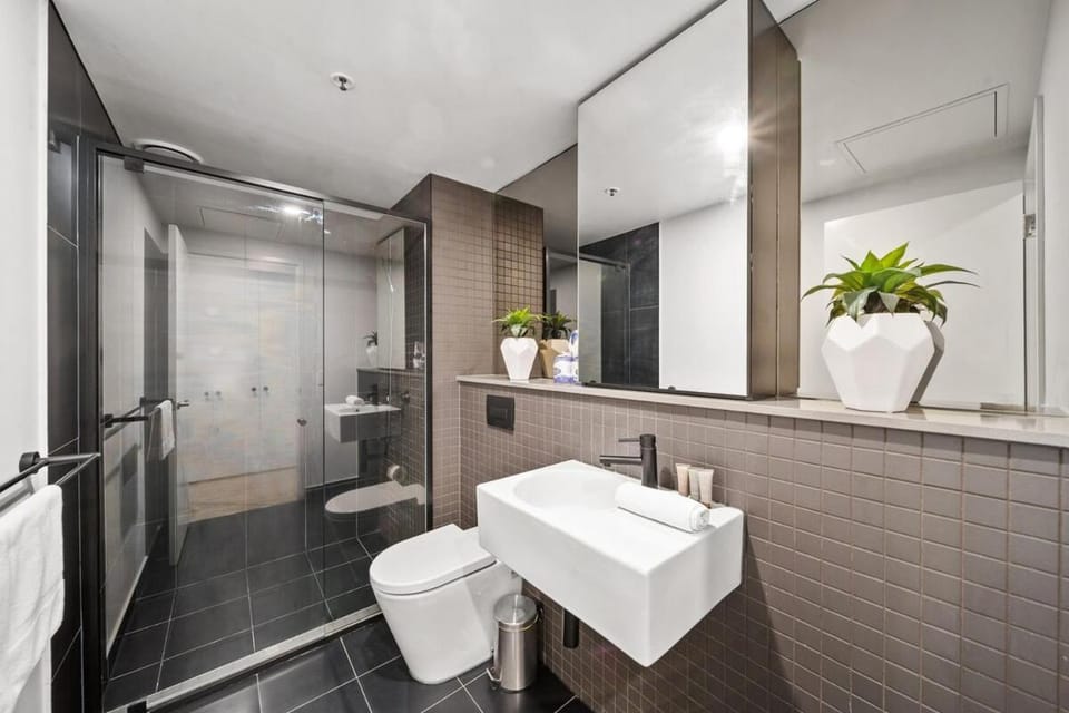 Shower, Toilet, Bathroom, towels