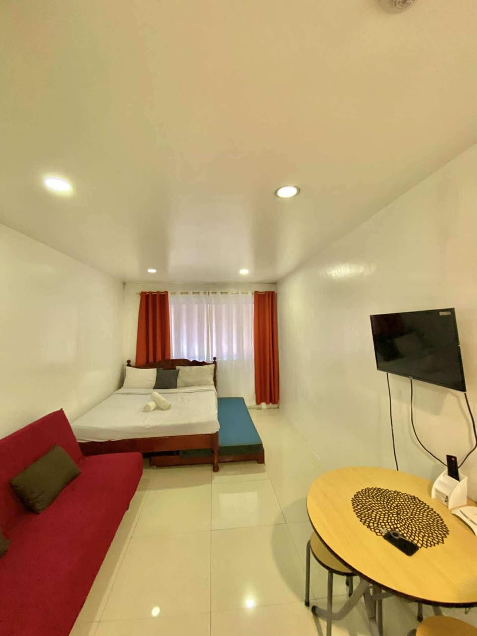 Bed, TV and multimedia, Seating area, Bedroom