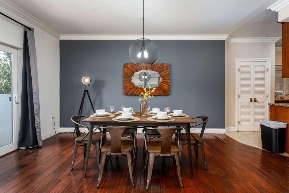 Stylish Home Prime Location with Fireplace & Patio Apartment in Studio City