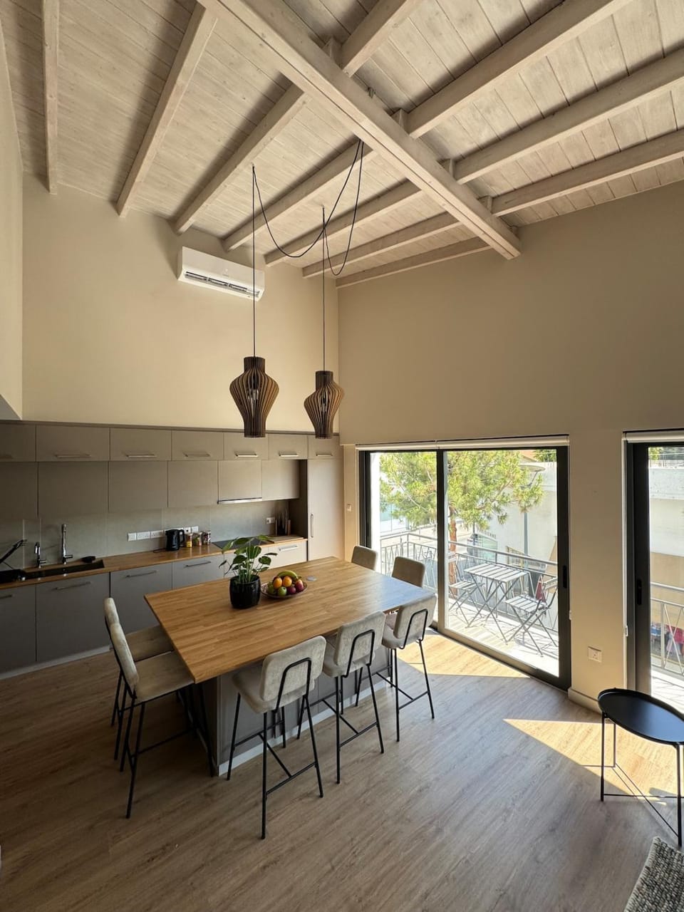 Kitchen or kitchenette, Dining area