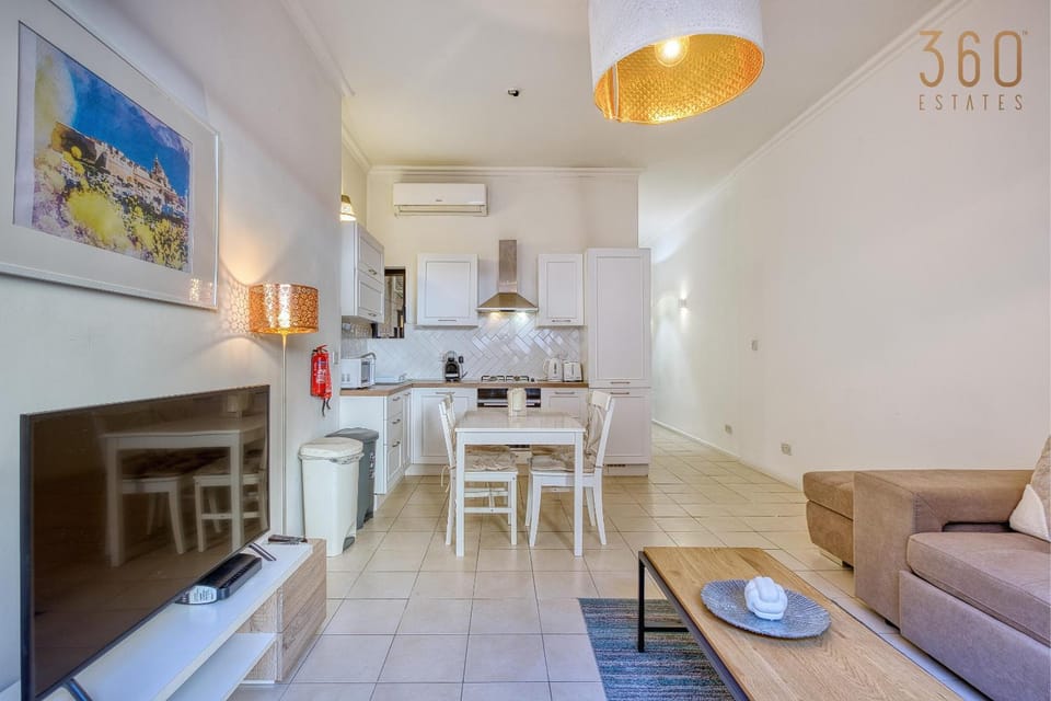 Communal lounge/ TV room, TV and multimedia, Kitchen or kitchenette, Living room, Seating area, Dining area, Evening entertainment, minibar, oven, stove, air conditioner