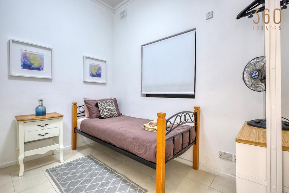 Bed, Living room, Photo of the whole room, Seating area, Bedroom