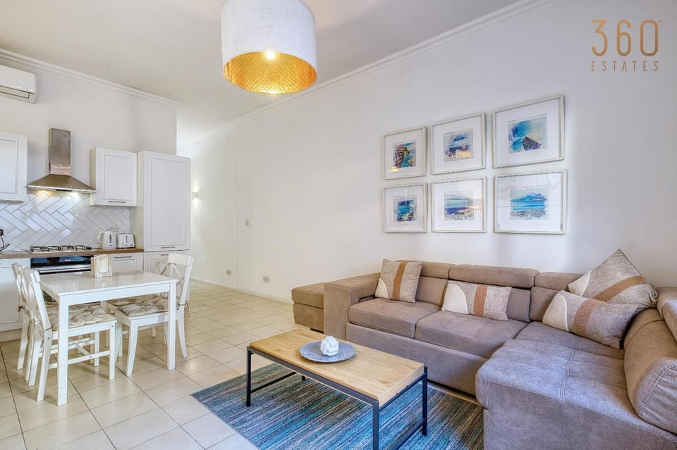 Kitchen or kitchenette, Living room, Seating area, Dining area, minibar, oven, stove, air conditioner