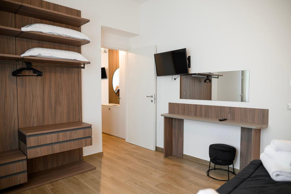 Bed, TV and multimedia, Photo of the whole room, Bedroom, wardrobe