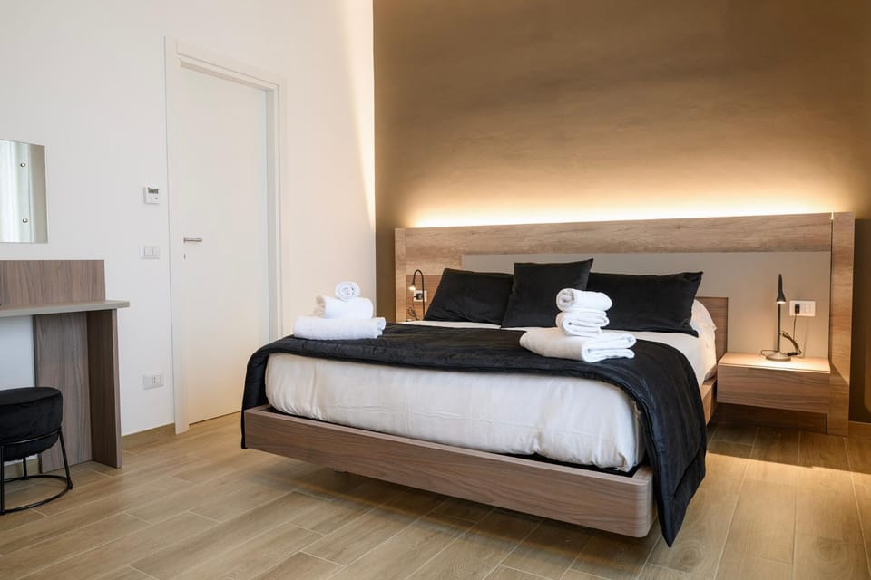 Bed, Photo of the whole room, Bedroom, towels