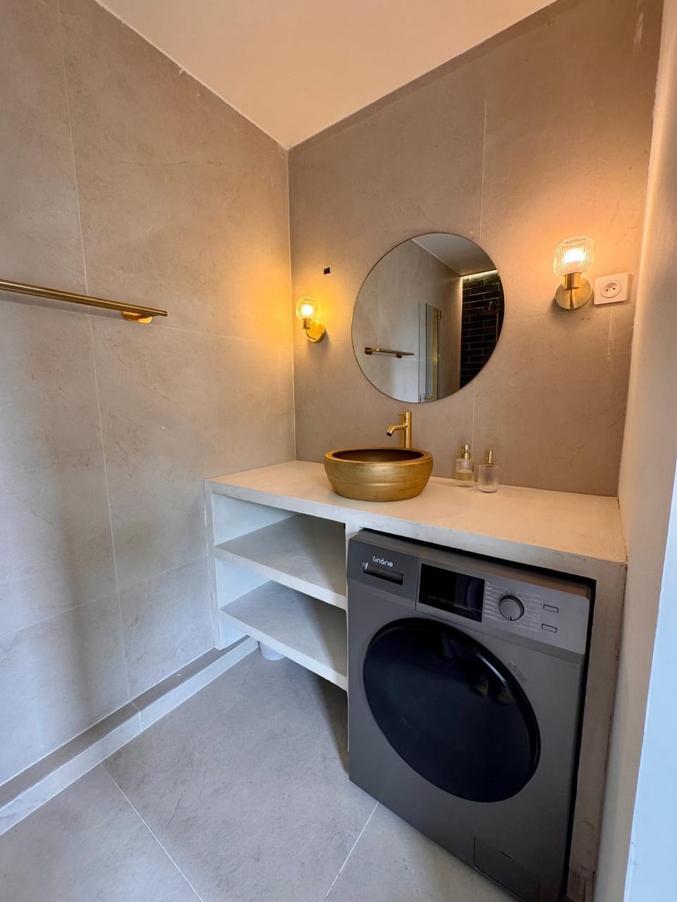 Bathroom, washing machine