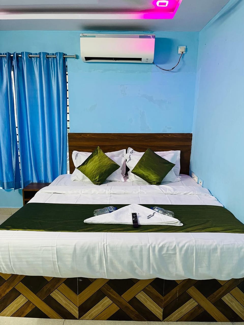 Bed, towels, air conditioner