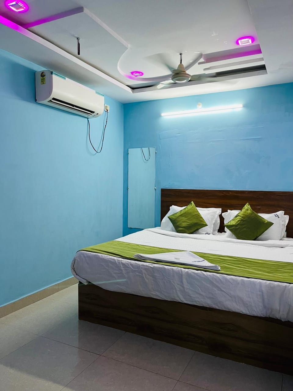 Bed, Photo of the whole room, air conditioner