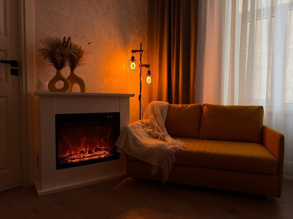 Living room, Seating area, Guests, Guests, Guests, group of guests, group of guests, fireplace, fireplace