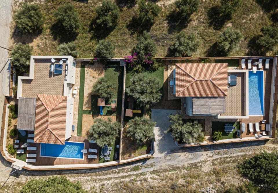 Property building, Day, Natural landscape, Bird's eye view, Pool view, Swimming pool, sunbed