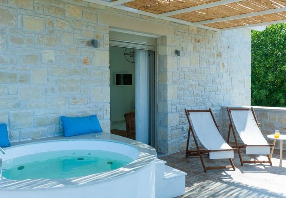 Day, Hot Tub, Seating area