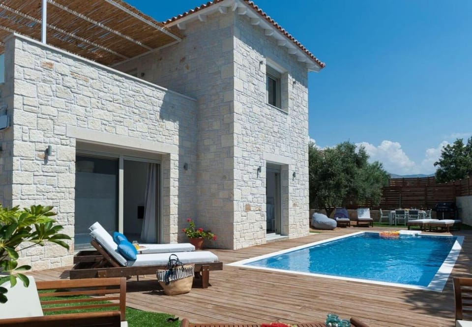Property building, Patio, Day, Pool view, Swimming pool, sunbed