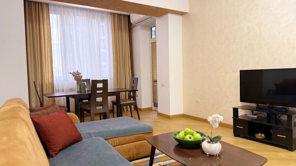 TV and multimedia, Living room, Seating area, Dining area