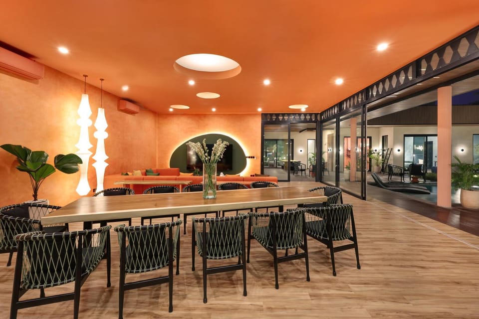 Seating area, Dining area