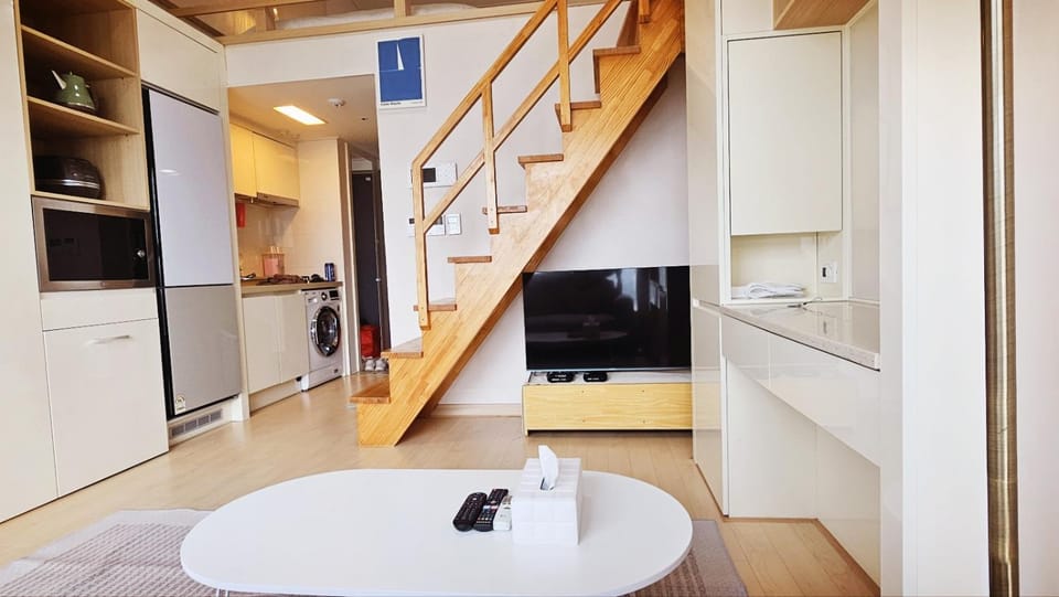 SkyLakeStay - Jamsil Luxury Skyline View Seokchon Lake, Lotte Tower, Lotte World Apartment in Seoul