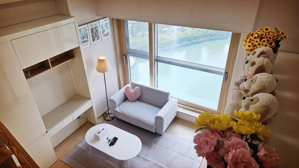 SkyLakeStay - Jamsil Luxury Skyline View Seokchon Lake, Lotte Tower, Lotte World Apartment in Seoul