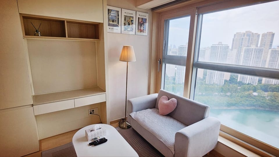 SkyLakeStay - Jamsil Luxury Skyline View Seokchon Lake, Lotte Tower, Lotte World Apartment in Seoul