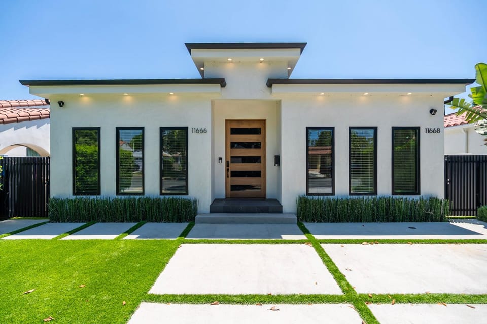Modern Poolside Paradise House in Sherman Oaks
